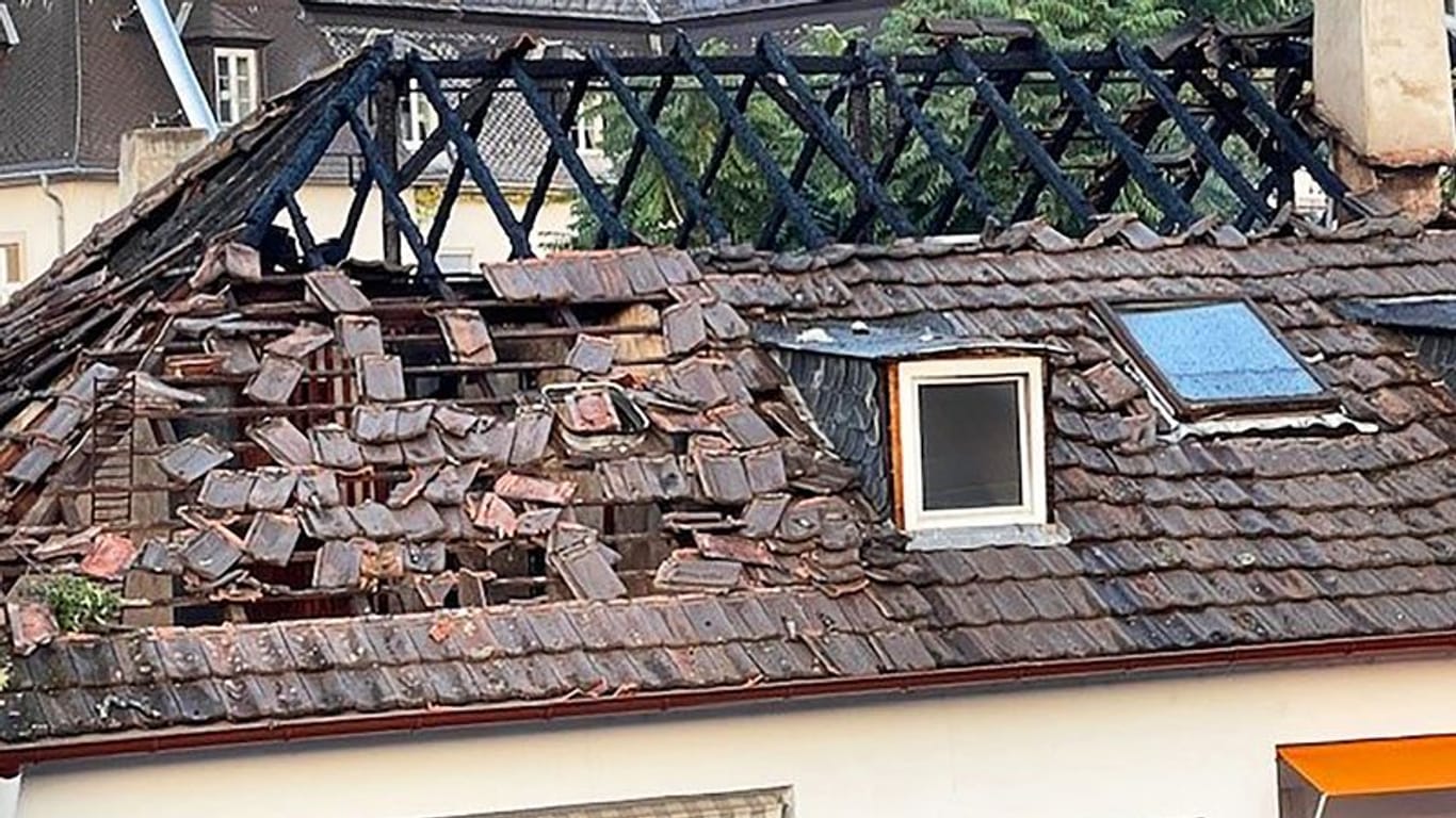 Blick auf einen ausgebrannten Dachstuhl eines Wohnhauses im Frankfurter Westend: Nach der mutmaßlichen Gasexplosion fing das Gebäude Feuer.