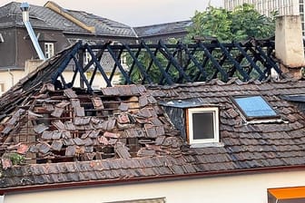 Blick auf einen ausgebrannten Dachstuhl eines Wohnhauses im Frankfurter Westend: Nach der mutmaßlichen Gasexplosion fing das Gebäude Feuer.