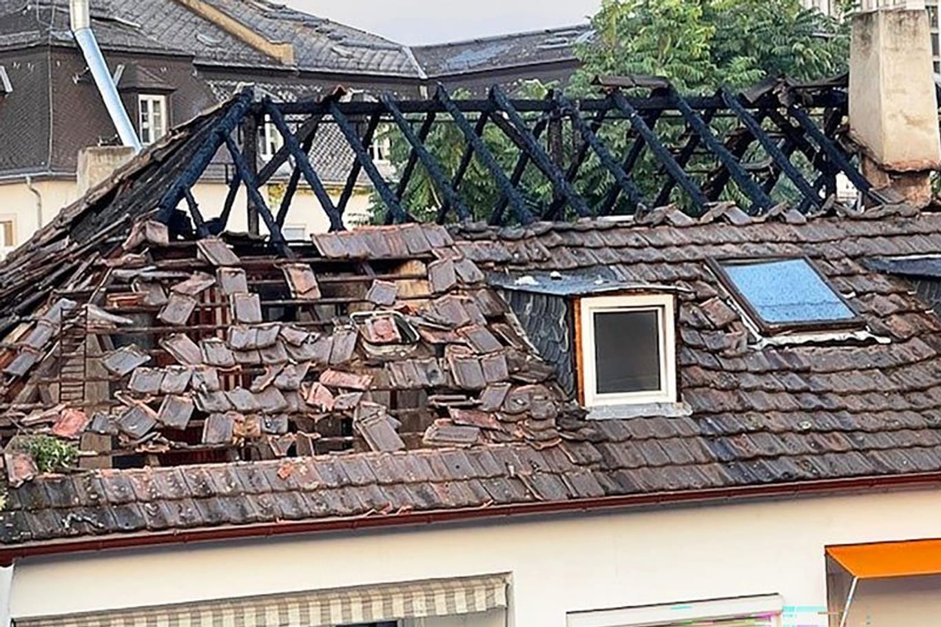 Blick auf einen ausgebrannten Dachstuhl eines Wohnhauses im Frankfurter Westend: Nach der mutmaßlichen Gasexplosion fing das Gebäude Feuer.