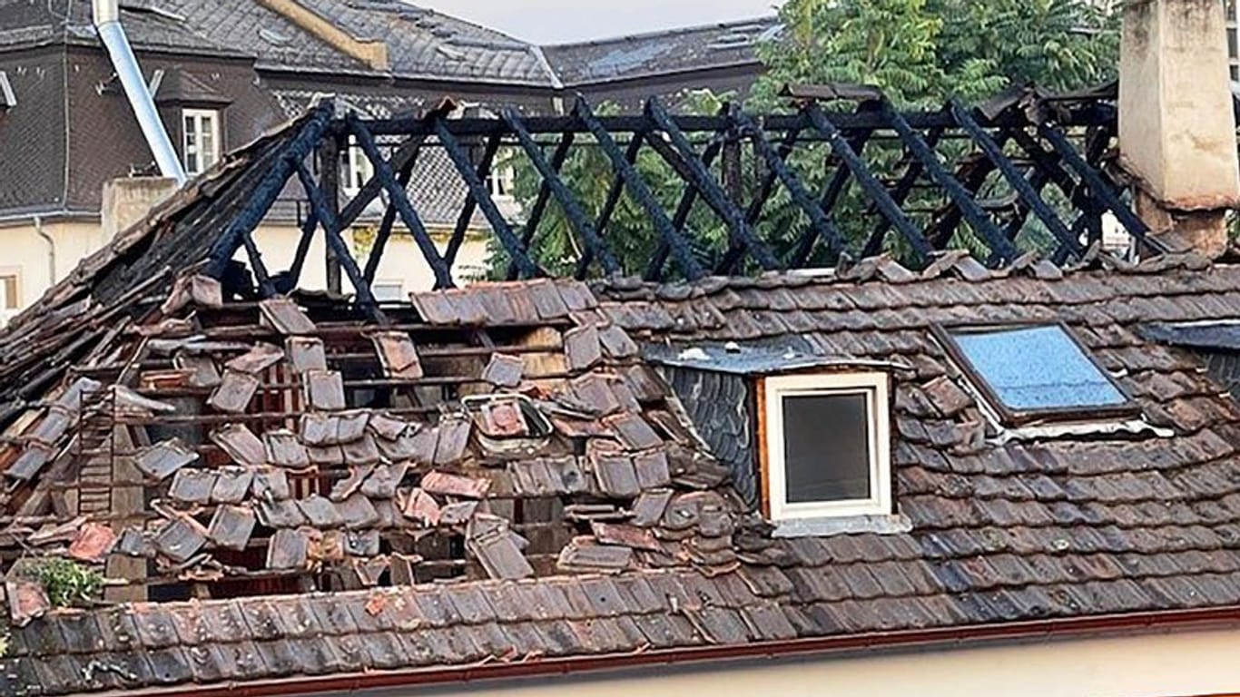 Blick auf einen ausgebrannten Dachstuhl eines Wohnhauses im Frankfurter Westend: Nach der mutmaßlichen Gasexplosion fing das Gebäude Feuer.