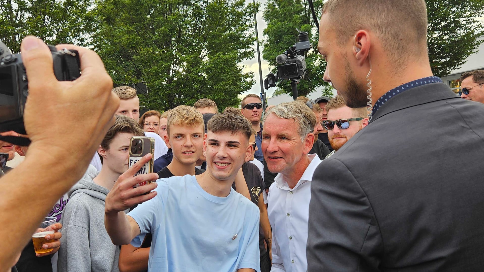 Ein Selfie mit Höcke: In Erfurt wollen das viele.