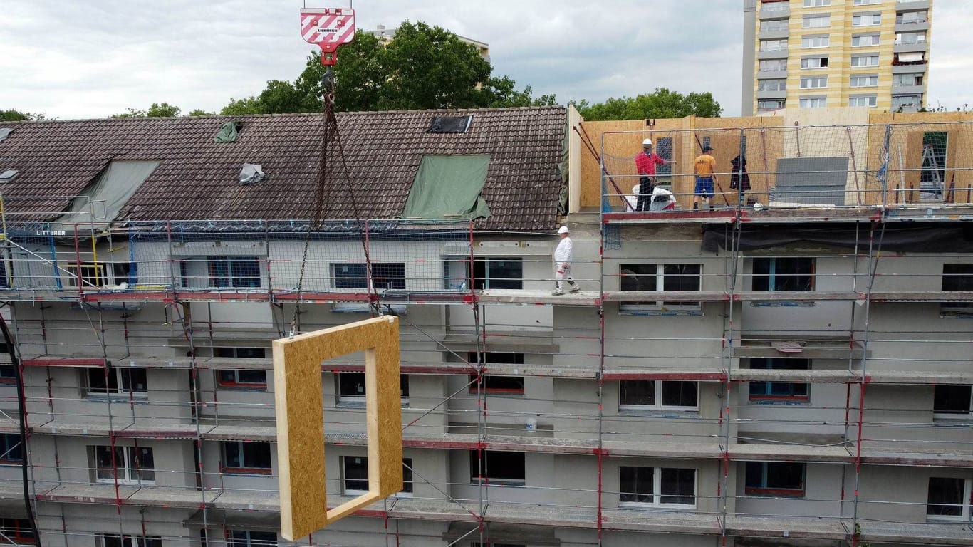 Im Frankfurter Stadtteil Fechenheim modernisiert die Nassauische Heimstätte zwei Häuserblöcke. Außerdem stockt sie auf, so dass 16 neue Wohnungen entstehen.