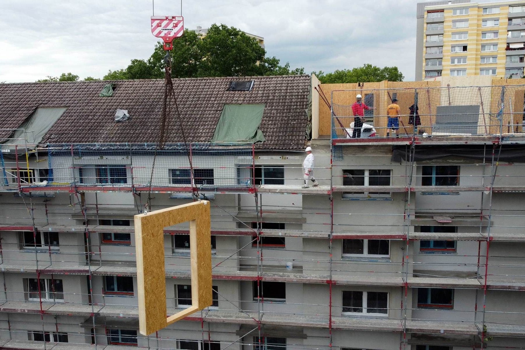 Im Frankfurter Stadtteil Fechenheim modernisiert die Nassauische Heimstätte zwei Häuserblöcke. Außerdem stockt sie auf, so dass 16 neue Wohnungen entstehen.