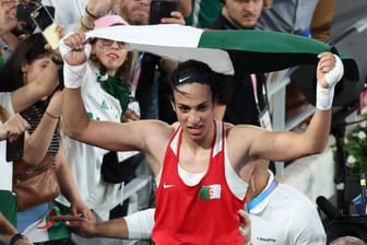 Imane Khelif mit der algerischen Flagge: Die Goldgewinnerin im Boxen wird die Flagge auch bei der Olympia-Abschlussfeier tragen.