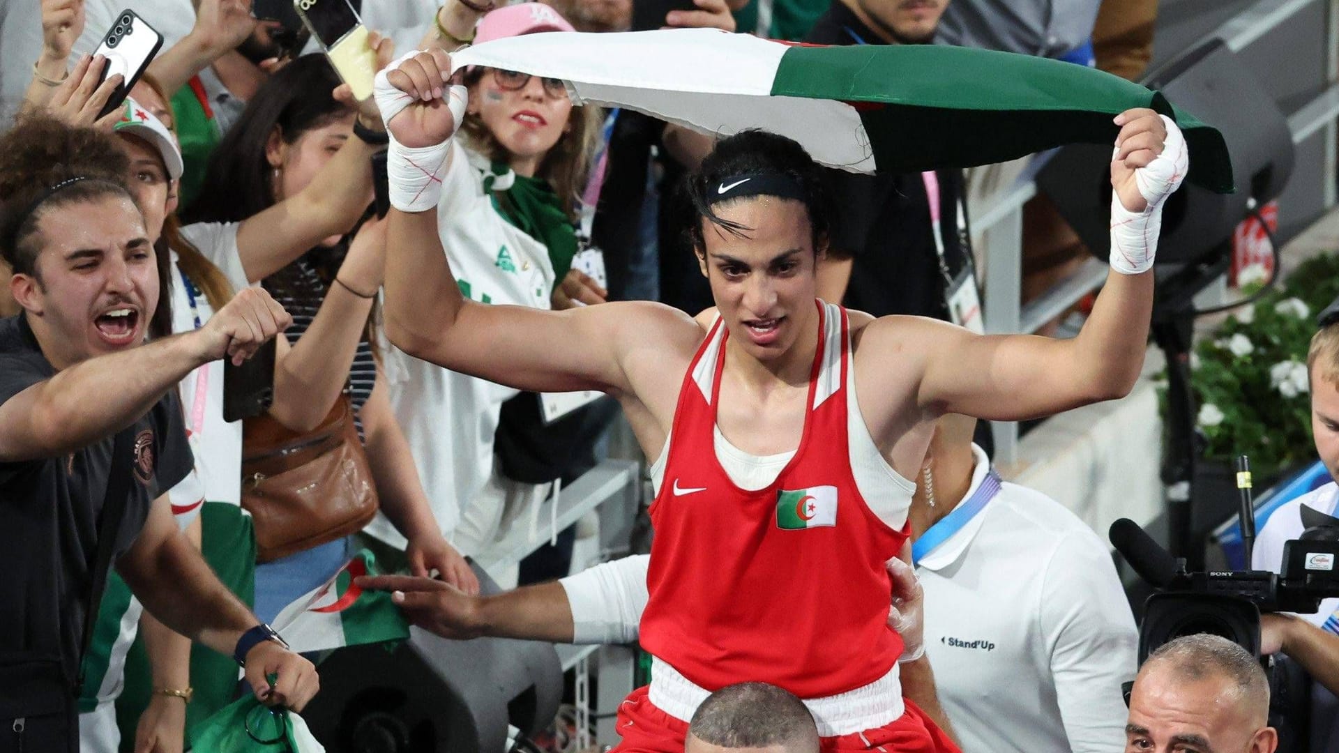 Imane Khelif mit der algerischen Flagge: Die Goldgewinnerin im Boxen wird die Flagge auch bei der Olympia-Abschlussfeier tragen.