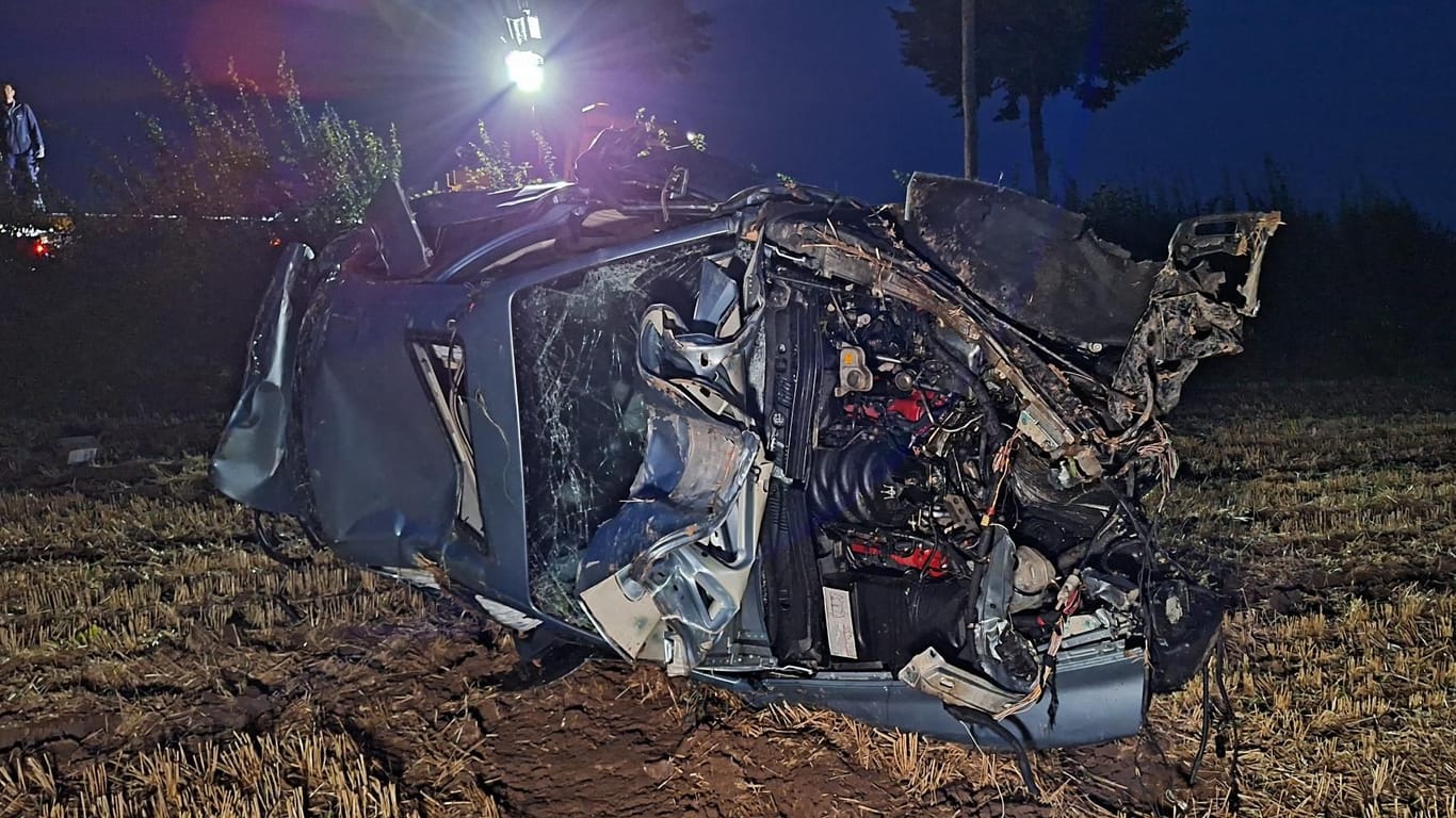 Unfallstelle bei Weyhe: Der Fahrer wurde in eine Klinik gebracht.