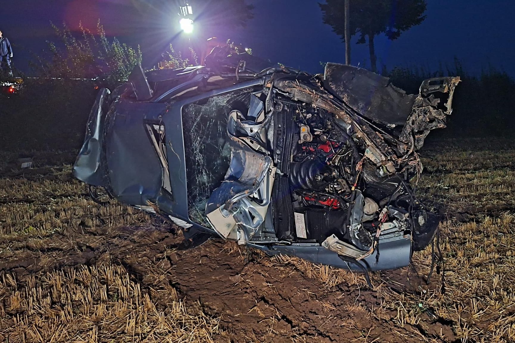 Unfallstelle bei Weyhe: Der Fahrer wurde in eine Klinik gebracht.