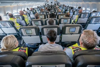 Abschiebung (Archivbild): Zwei Polizeibeamte eskortieren einen Afghanen auf dem Flug von Leipzig nach Kabul.