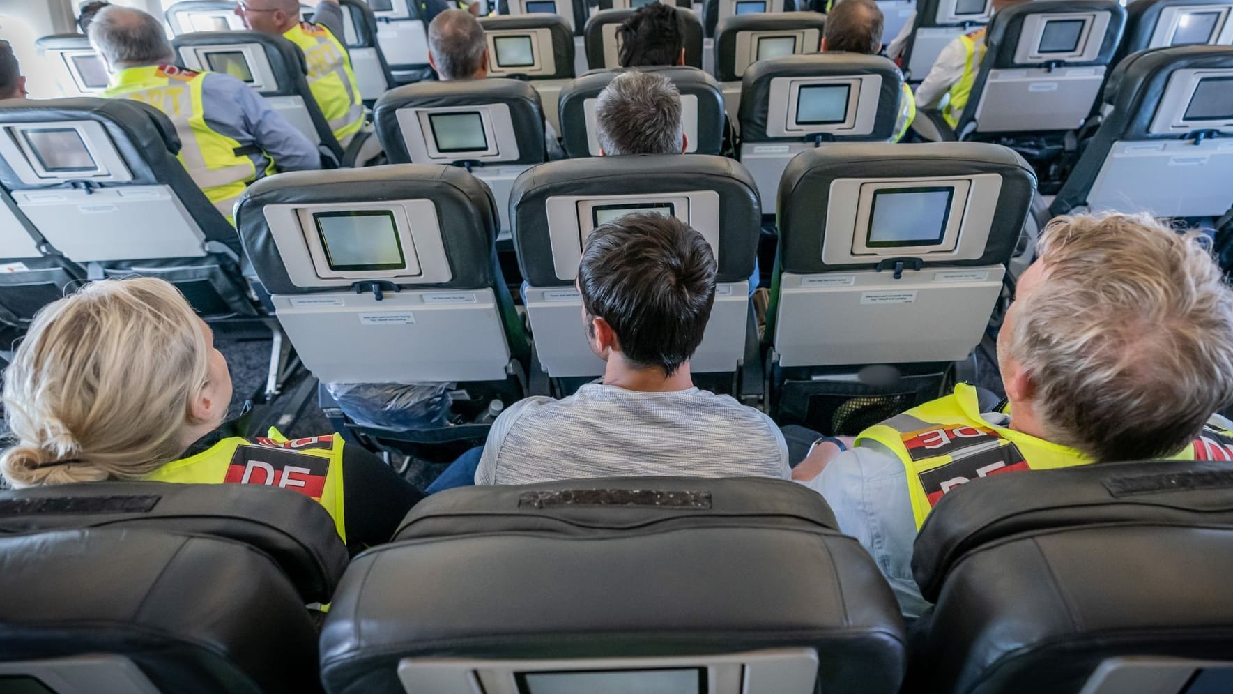 Abschiebung (Archivbild): Zwei Polizeibeamte eskortieren einen Afghanen auf dem Flug von Leipzig nach Kabul.