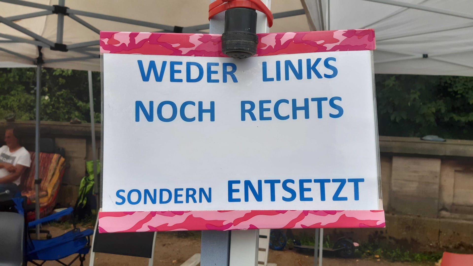 Ein Protestschild der Querdenker: Die Aktivisten eint vor allem ihr Wille zur Freiheit und nicht, dass sie links oder rechts sind.