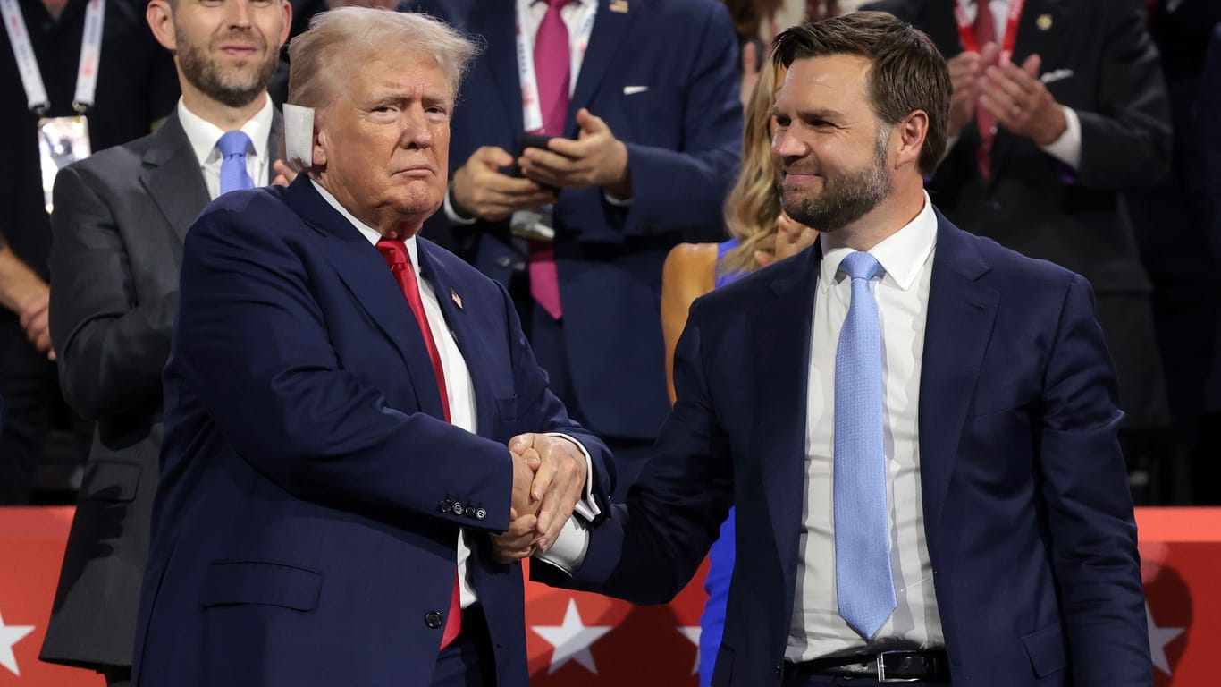 Trump tritt auf dem Parteitag der Republikaner mit J.D. Vance auf.