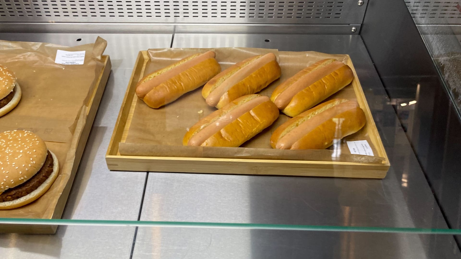 Hotdogs und Hamburger kosten im "Main Press Center" an der Station Porte Malliot jeweils neun Euro.