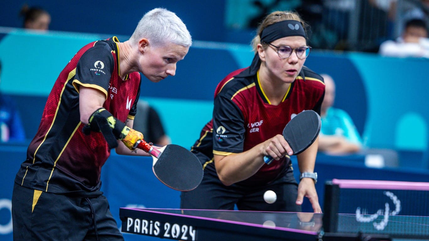 Nur im Finale geschlagen: Stephanie Grebe (li.) und Juliane Wolf holten Tischtennis-Silber für Deutschland.