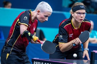 Nur im Finale geschlagen: Stephanie Grebe (li.) und Juliane Wolf holten Tischtennis-Silber für Deutschland.