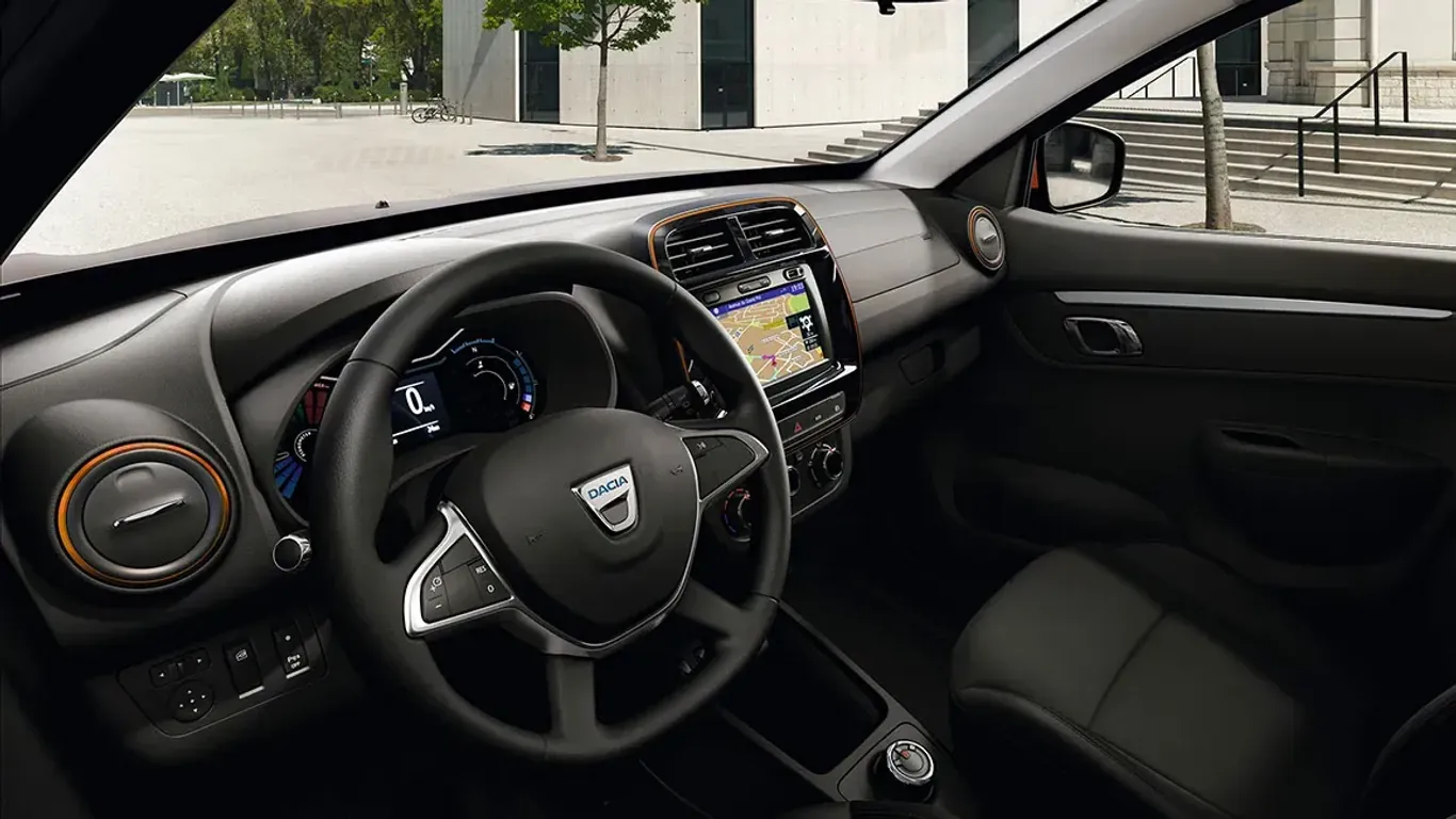 Der Innenraum des Dacia Spring ist modern und zeichnet sich durch sein Touch-Display in der Mittelkonsole aus.