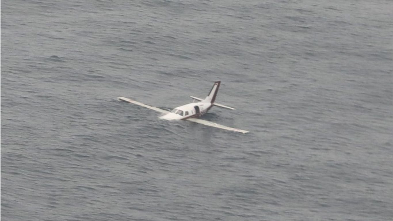 Zwei Piloten müssen nach einer Notwasserung aus dem eiskalten Meer gerettet werden.