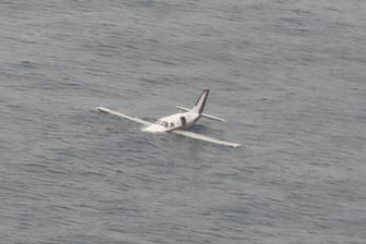 Zwei Piloten müssen nach einer Notwasserung aus dem eiskalten Meer gerettet werden.