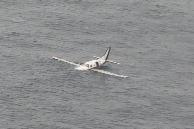 Zwei Piloten müssen nach einer Notwasserung aus dem eiskalten Meer gerettet werden.