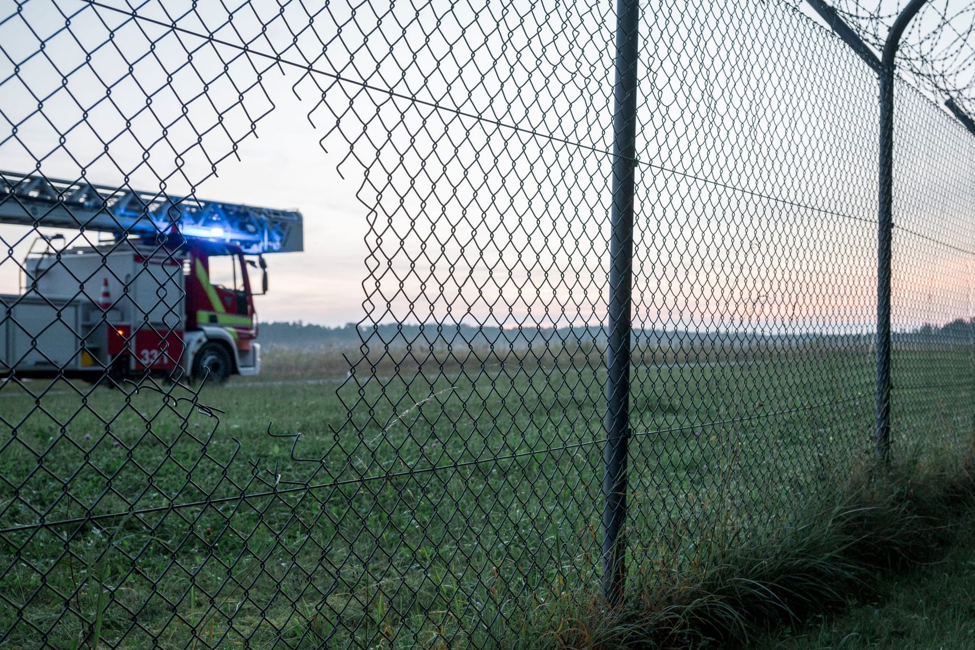 Durch dieses Loch drangen die Aktivisten ein: Sie klebten sich auf dem Rollfeld des Airport Nürnbergs fest.