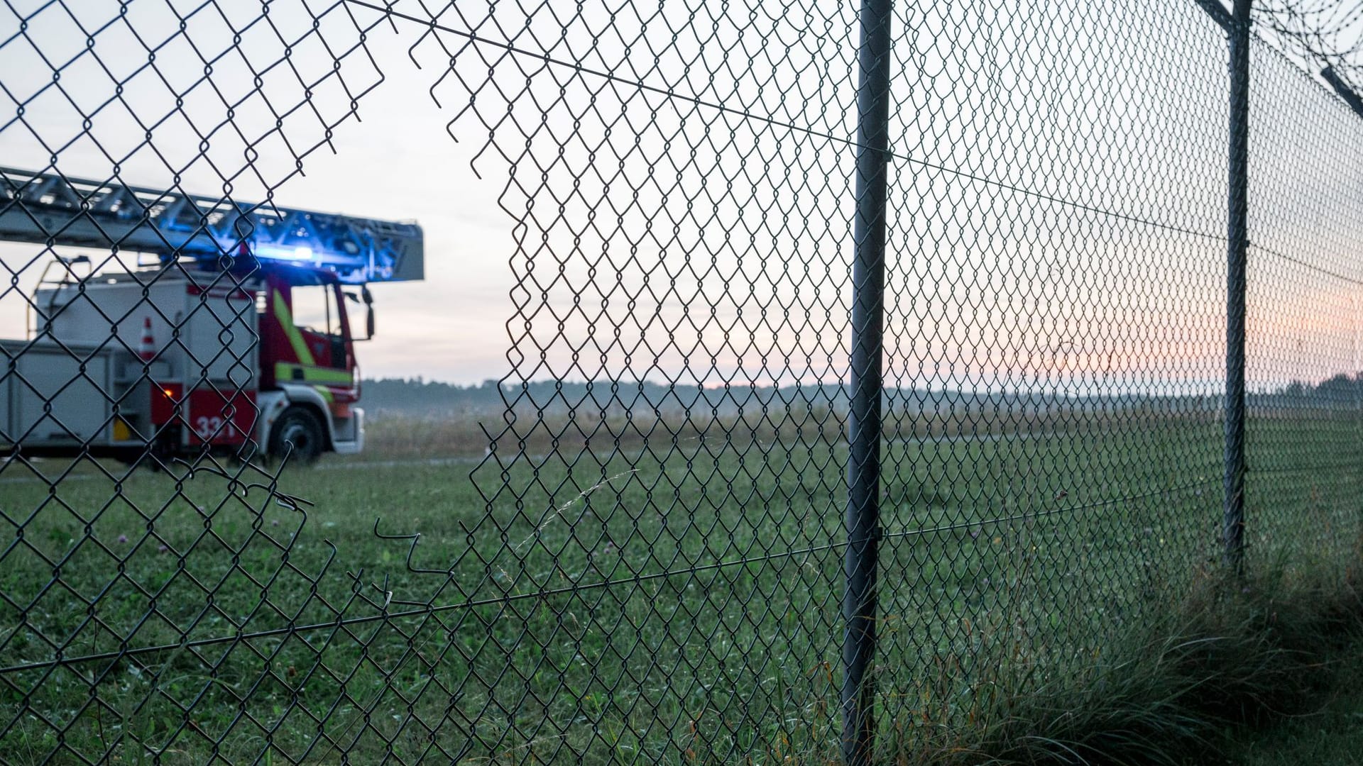 Durch dieses Loch drangen die Aktivisten ein: Sie klebten sich auf dem Rollfeld des Airport Nürnbergs fest.