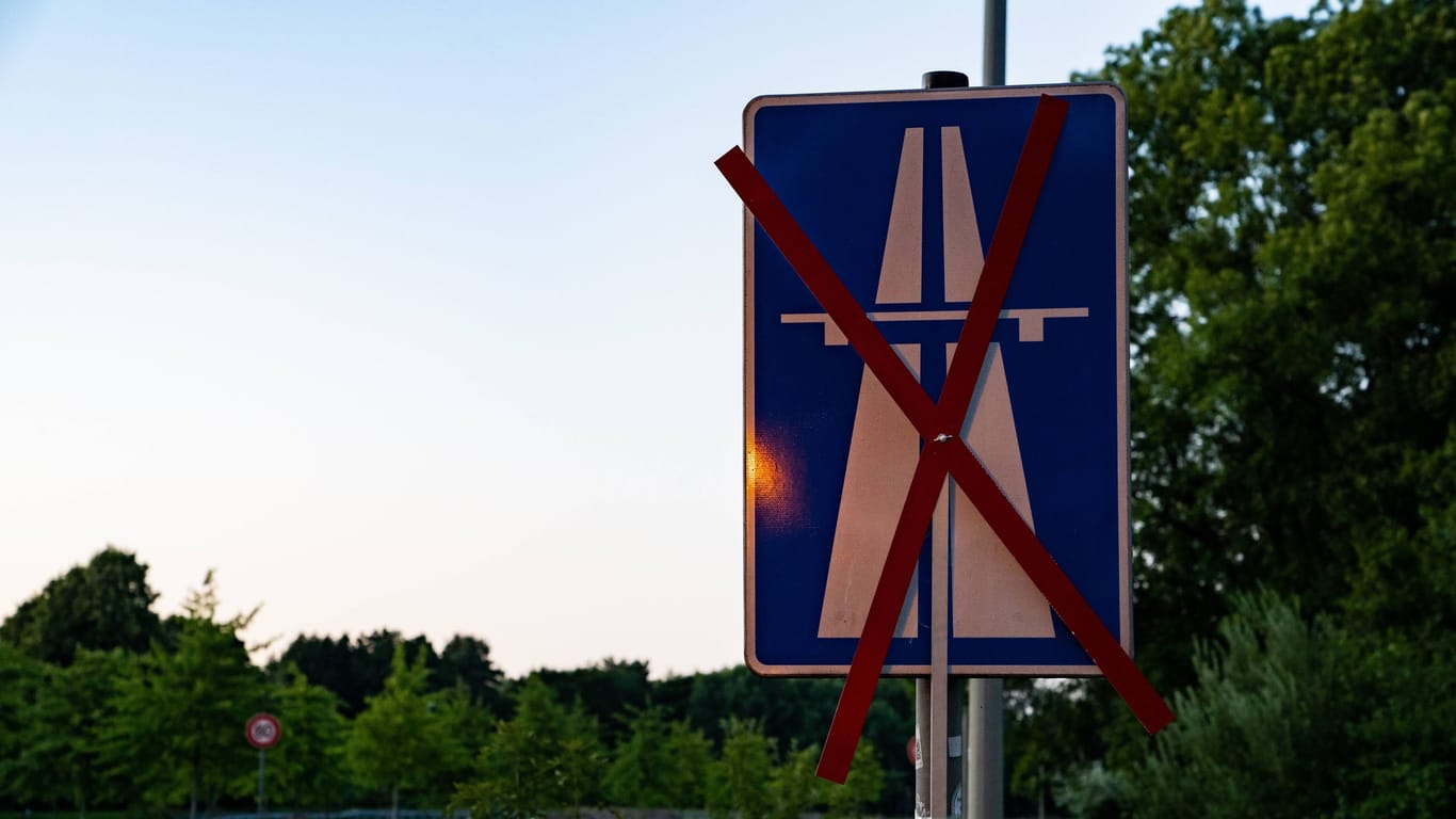 Ein durchgestrichenes Autobahn-Zeichen (Symbolbild): Während die Fahrbahn erneuert wert, kann der Verkehr nur einspurig fließen.