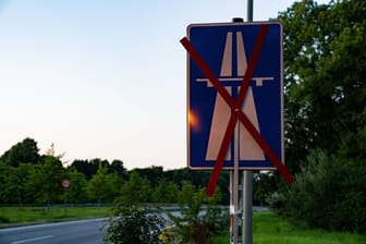 Ein durchgestrichenes Autobahn-Zeichen (Symbolbild): Während die Fahrbahn erneuert wert, kann der Verkehr nur einspurig fließen.