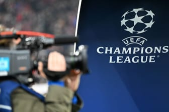 Kamerateam vor dem Logo der Champions League. Der Saisonhöhepunkt der "Königsklasse" wird weiter im öffentlich-rechtlichen Fernsehen übertragen.