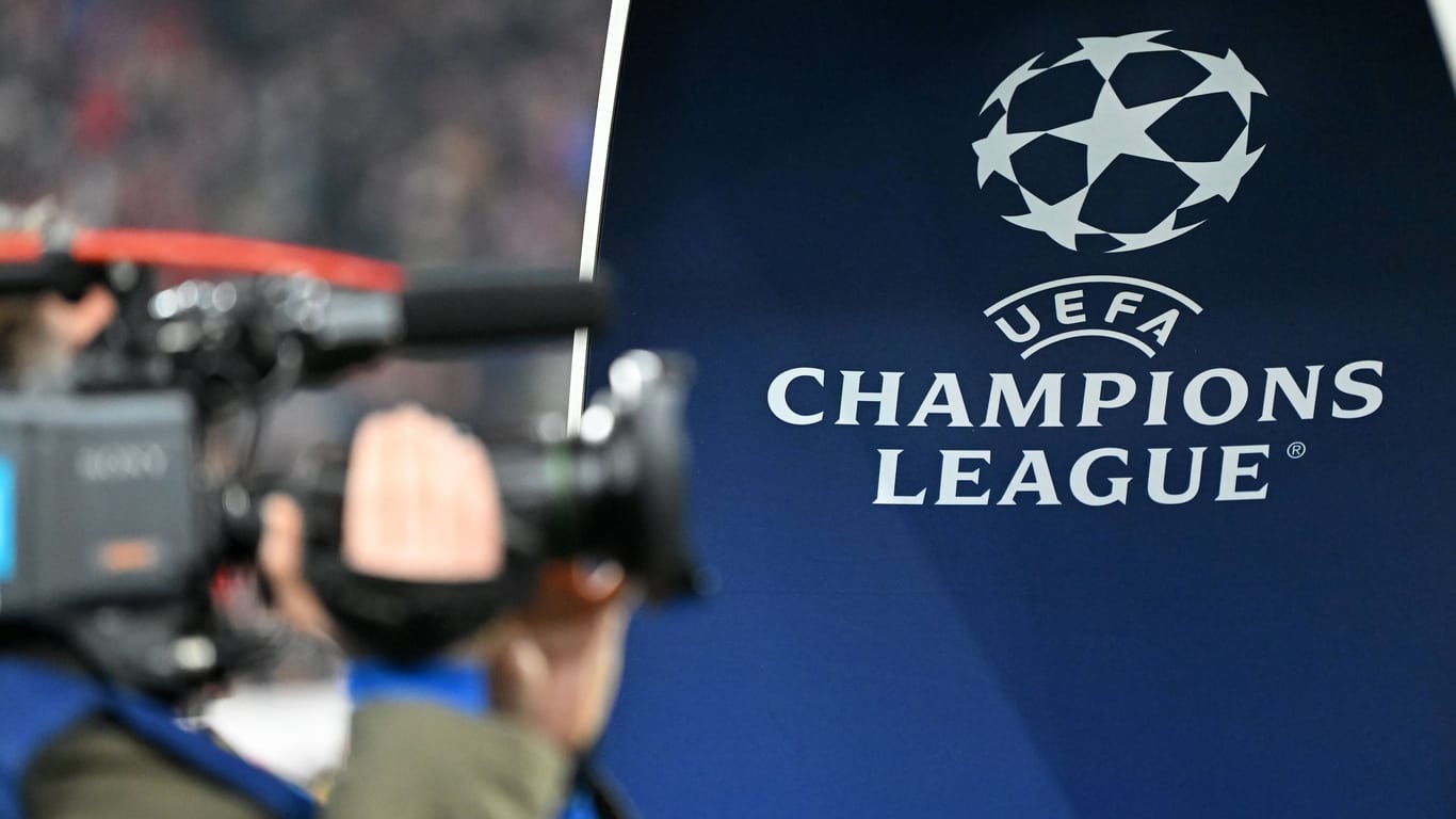 Kamerateam vor dem Logo der Champions League. Der Saisonhöhepunkt der "Königsklasse" wird weiter im öffentlich-rechtlichen Fernsehen übertragen.