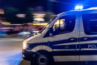 Polizei im Einsatz (Archivbild): Veranstaltungen in Sachsen sollen besser geschützt werden.