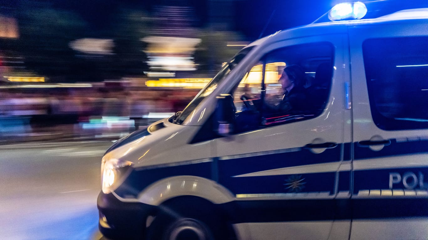 Polizei im Einsatz (Archivbild): Veranstaltungen in Sachsen sollen besser geschützt werden.