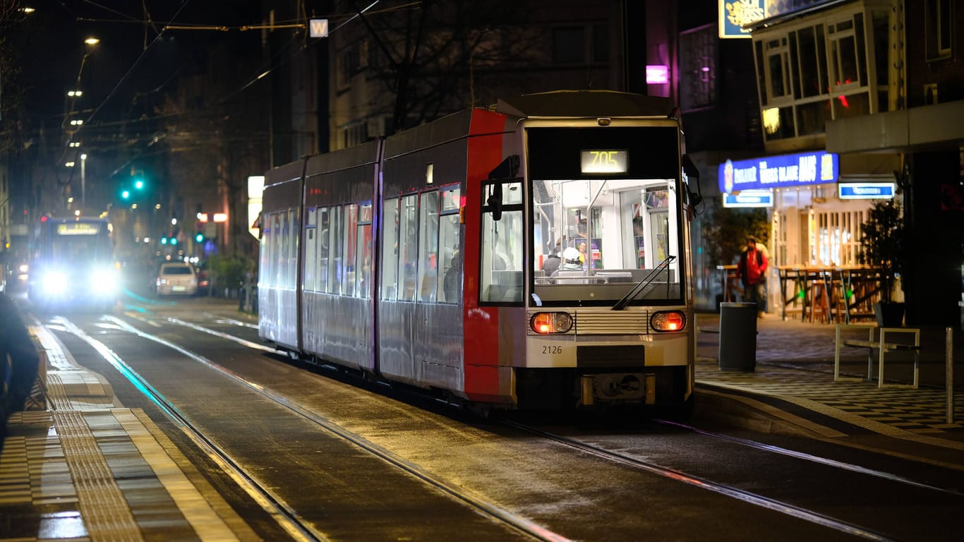 Eine Straßenbahn in Düsseldorf (Archivbild): Wie es zu dem Unfall kam, ist noch unklar.