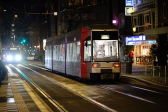 Eine Straßenbahn in Düsseldorf (Archivbild): Wie es zu dem Unfall kam, ist noch unklar.