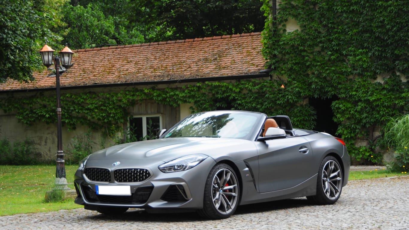 Silbernes BMW-Cabrio (Symbolfoto): Mit einem Auto, das wohl so ähnlich aussieht, hat ein Unbekannter einen Bremer Schüler verletzt.