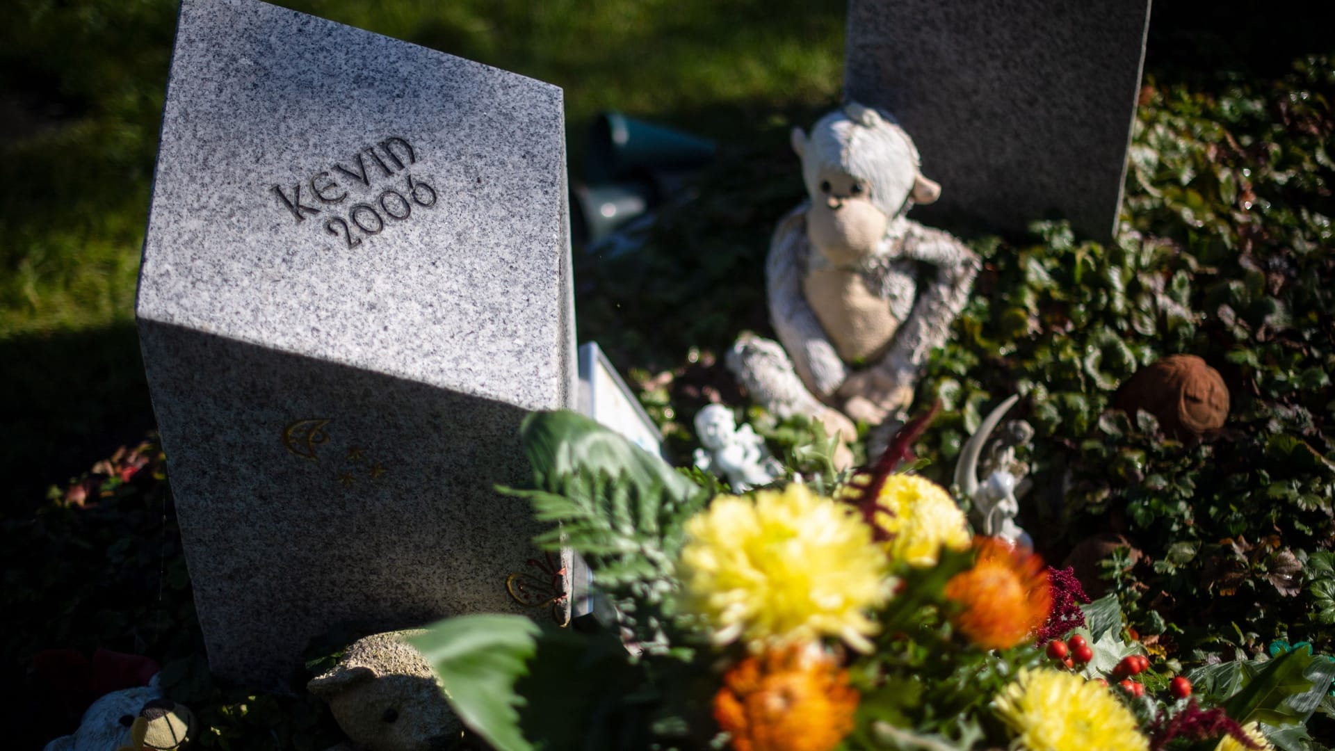 Der Grabstein des verstorbenen Kevin steht auf dem Waller Friedhof.