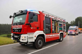 Feuerwehrauto (Symbolbild): Der 36 Jahre alte Mann kam schwer verletzt ins Krankenhaus.