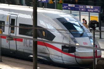 Ein ICE mit Start im Hamburger Hauptbahnhof (Symbolbild): Die Pünktlichkeit der Fernzüge hat deutlich abgenommen.