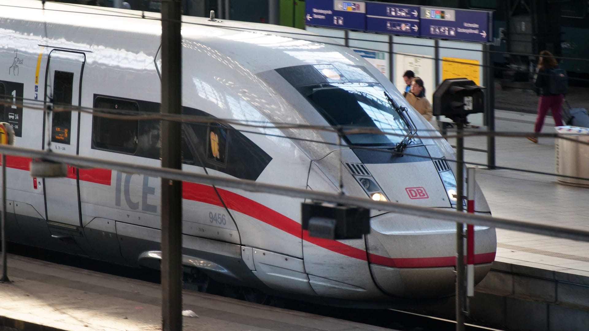 Ein ICE mit Start im Hamburger Hauptbahnhof (Symbolbild): Die Pünktlichkeit der Fernzüge hat deutlich abgenommen.
