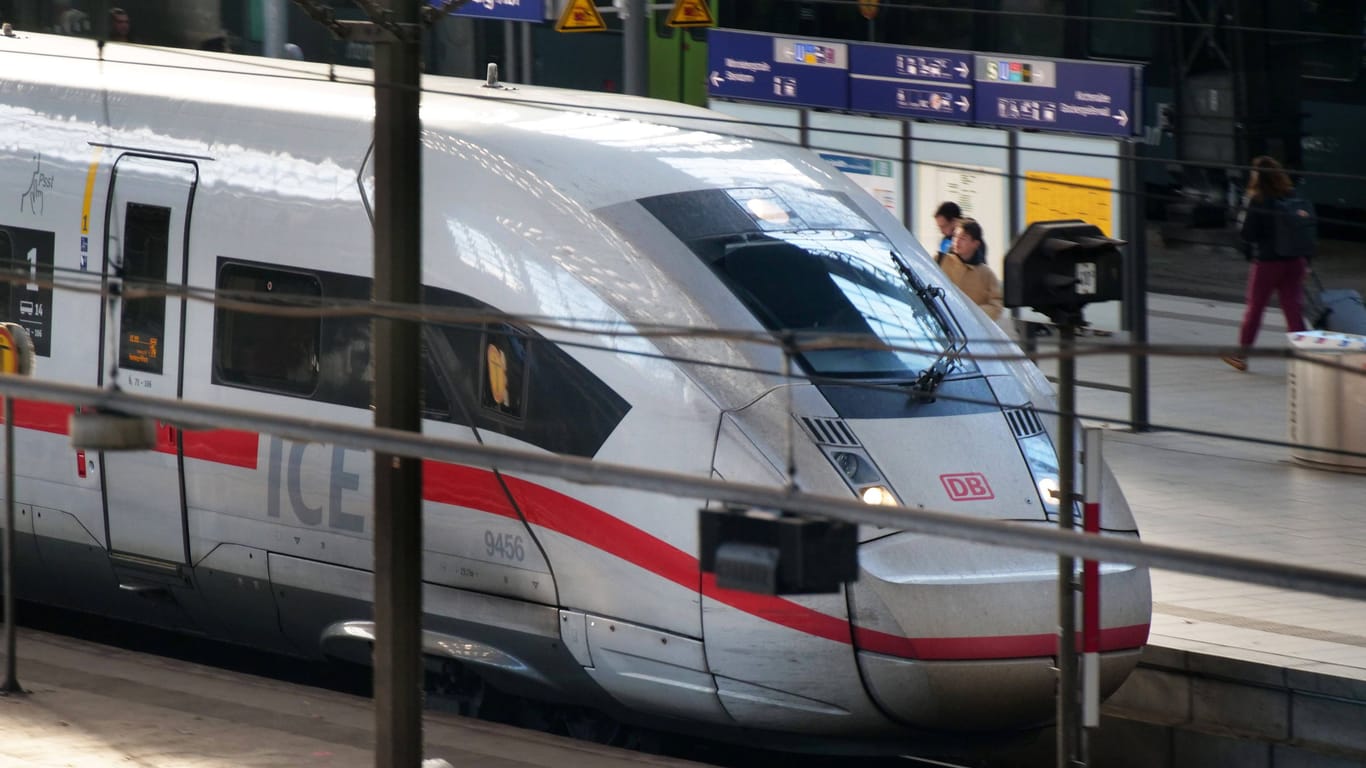 Ein ICE mit Start im Hamburger Hauptbahnhof (Symbolbild): Die Pünktlichkeit der Fernzüge hat deutlich abgenommen.