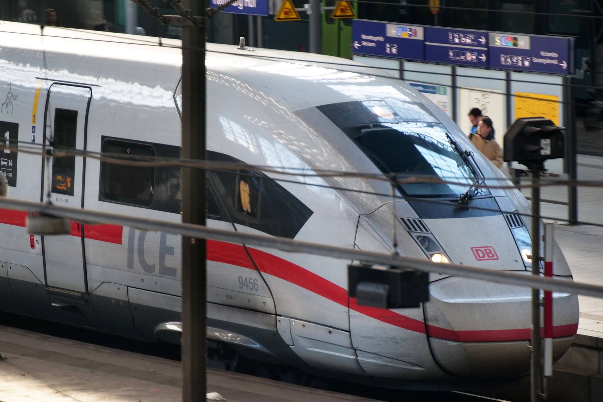 Ein ICE mit Start im Hamburger Hauptbahnhof (Symbolbild): Die Pünktlichkeit der Fernzüge hat deutlich abgenommen.