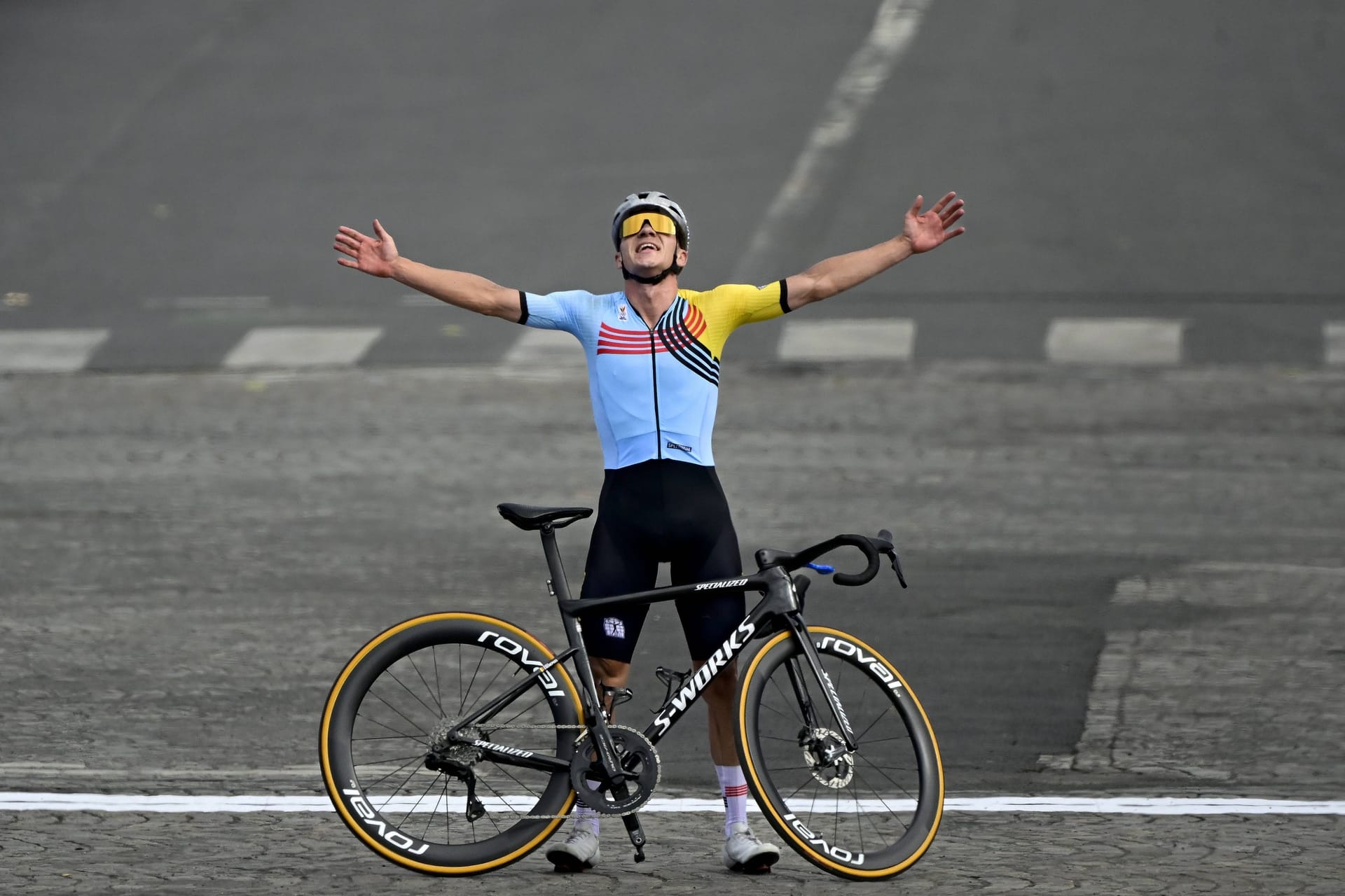 Remco Evenepoel feiert seinen Triumph vor dem Eiffelturm.