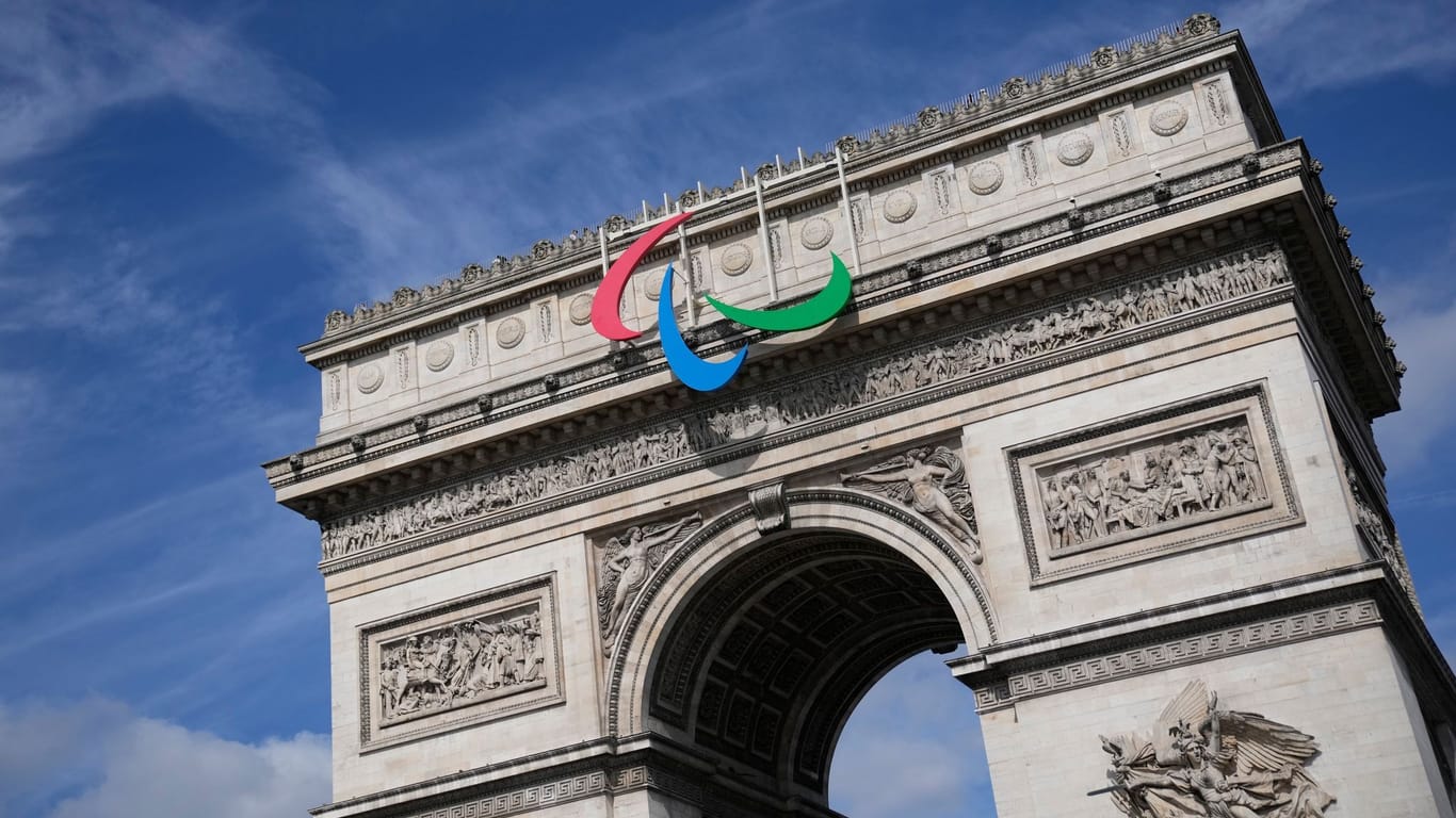 Das Symbol der Paralympischen Spiele hängt am Arc de Triomphe