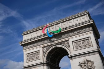 Das Symbol der Paralympischen Spiele hängt am Arc de Triomphe