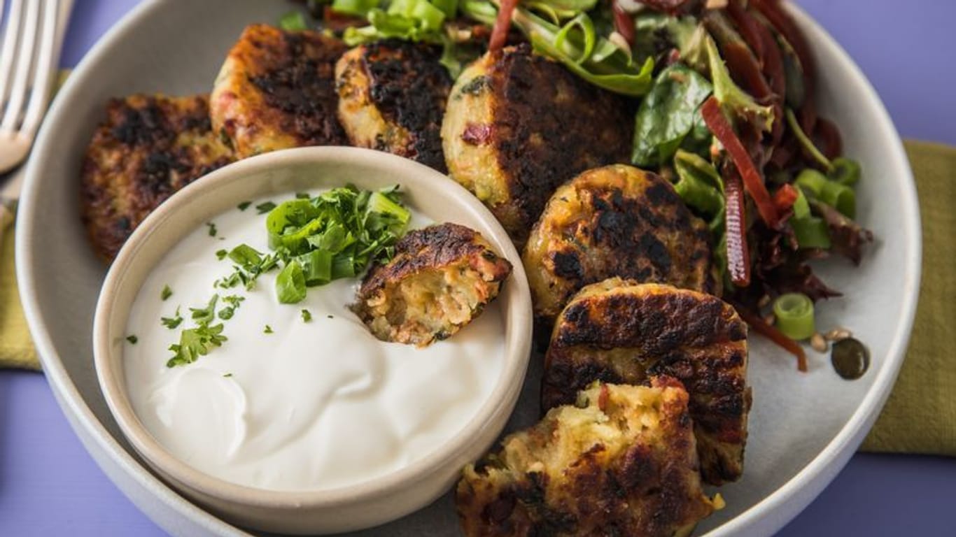 Der perfekte Dip: Am besten genießen Sie die Kartoffelplätzchen mit griechischem Joghurt.