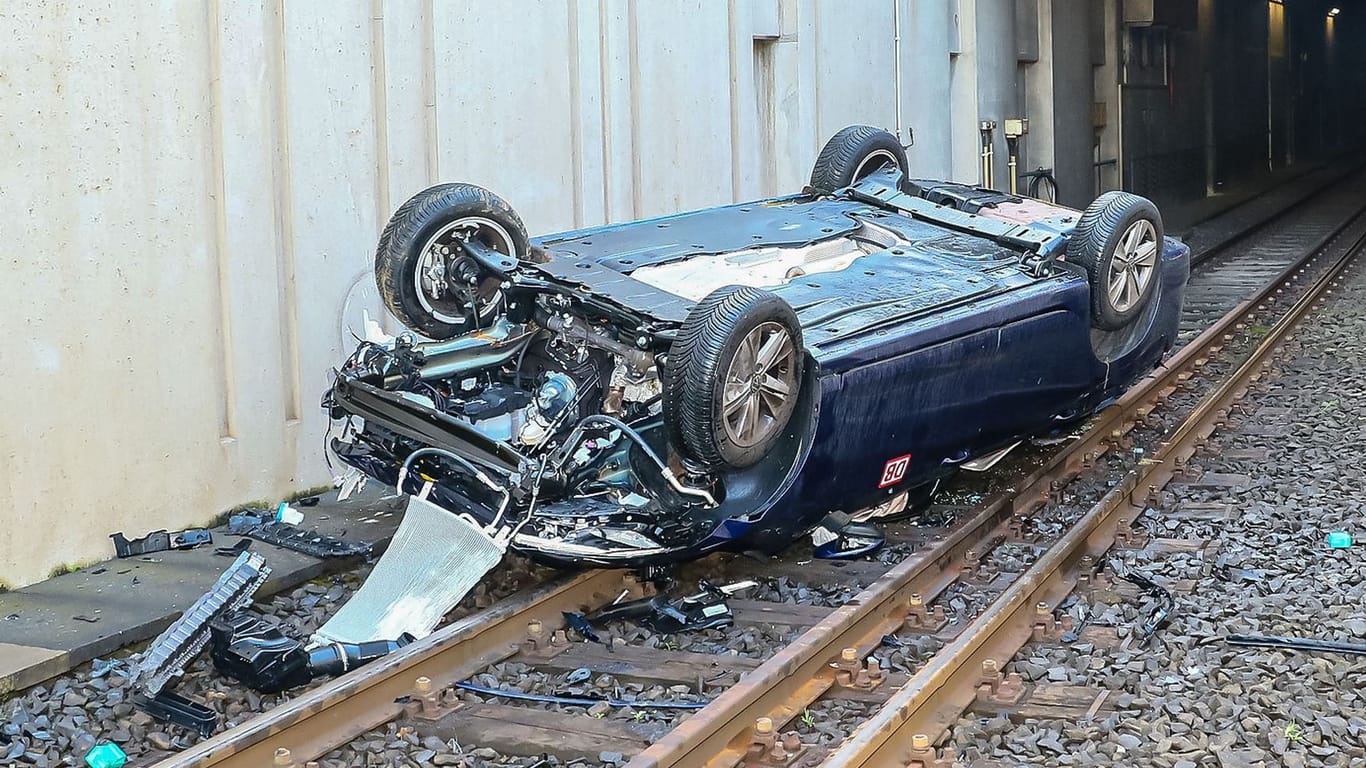 Auto stürzt auf Bahngleise