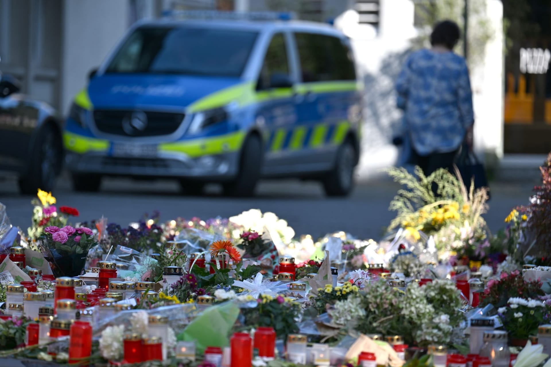 Nordrhein-Westfalen, Solingen: Blumen und Kerzen sind in der Nähe des Tatortes abgelegt worden.