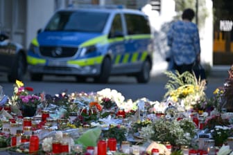 Nordrhein-Westfalen, Solingen: Blumen und Kerzen sind in der Nähe des Tatortes abgelegt worden.