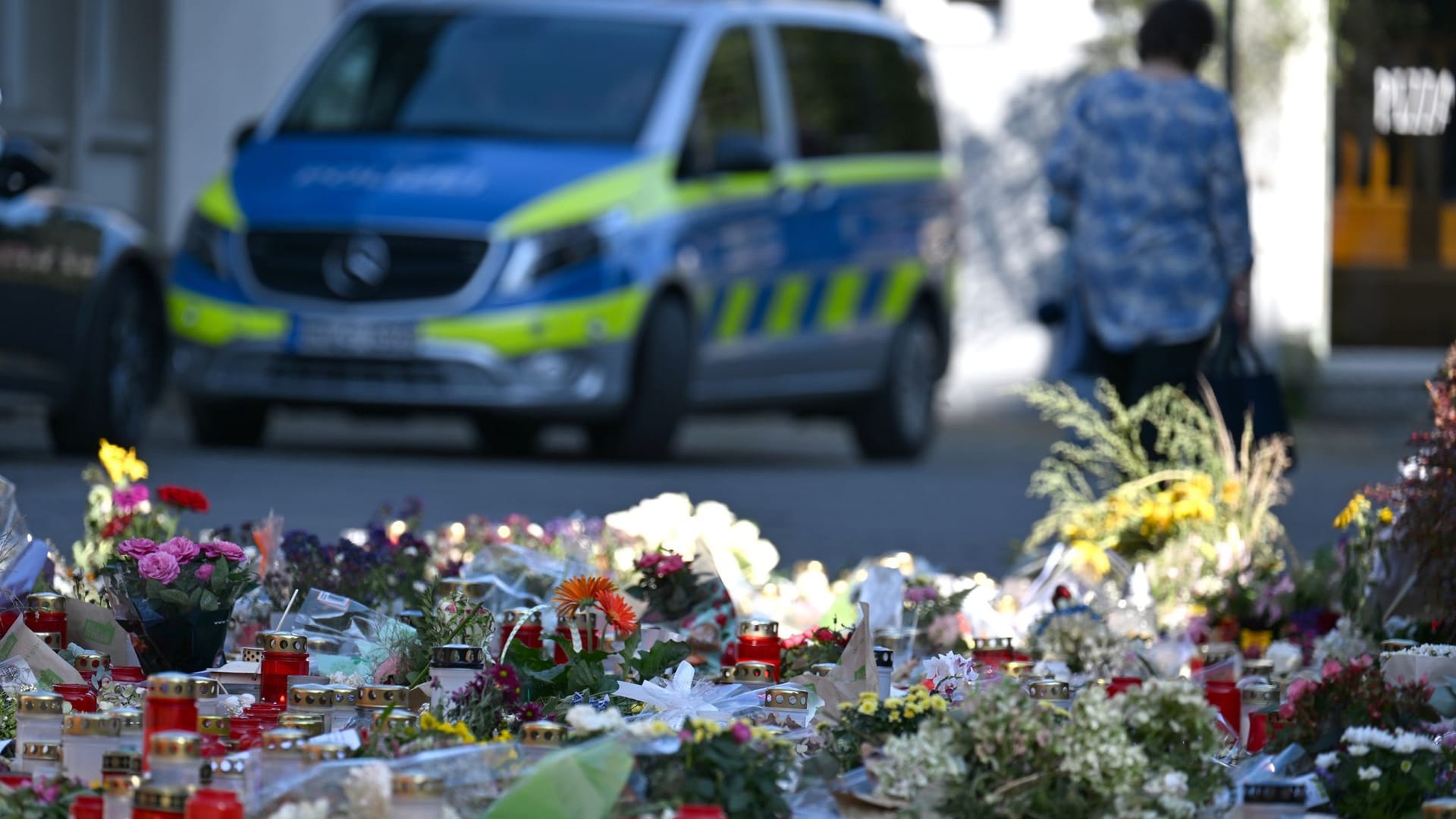 Nordrhein-Westfalen, Solingen: Blumen und Kerzen sind in der Nähe des Tatortes abgelegt worden.