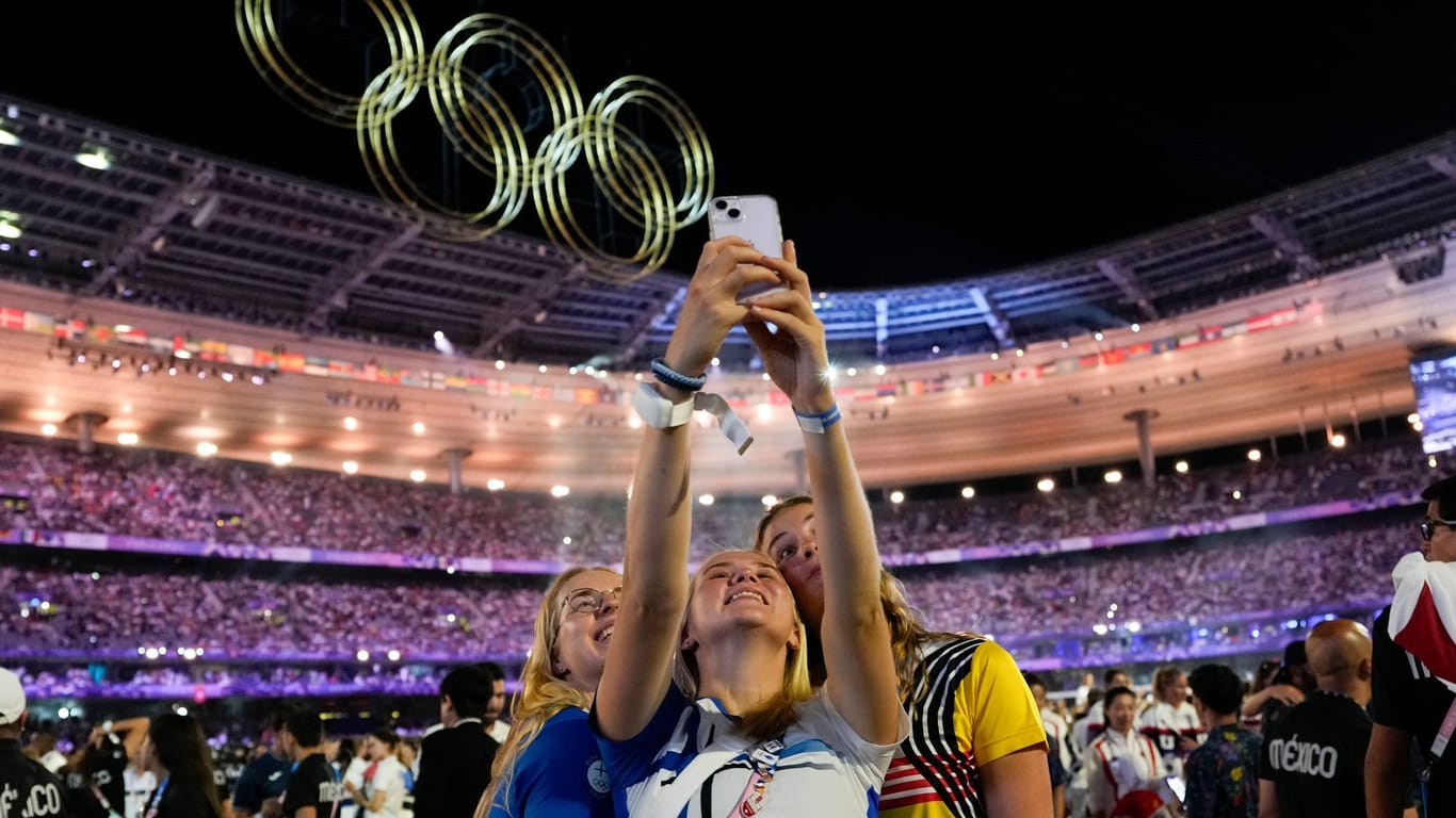 Athleten bei der Schlussfeier der Olympischen Spiele: Viele kamen zu früh auf die Bühne.