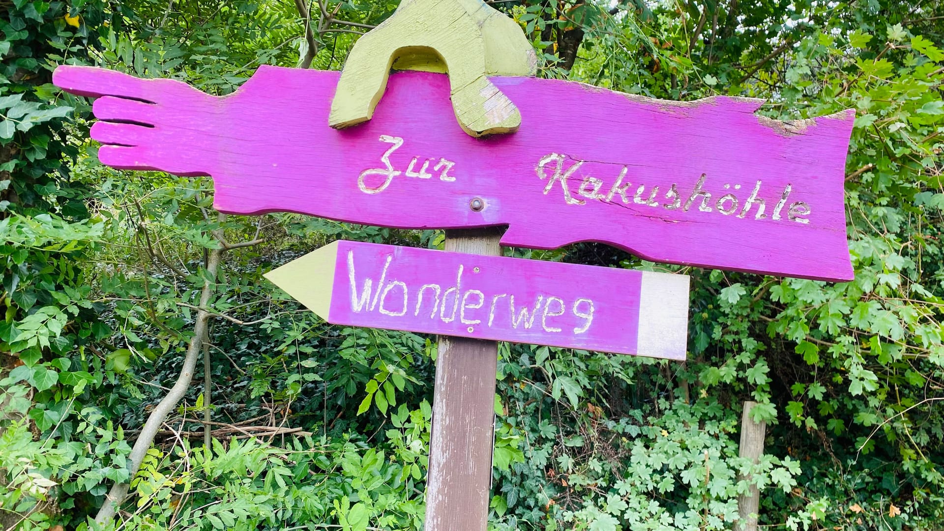 Der Wanderweg um die Kakushöhle ist gut ausgeschildert: Auch barrierefrei lässt sich die Höhle erreichen.