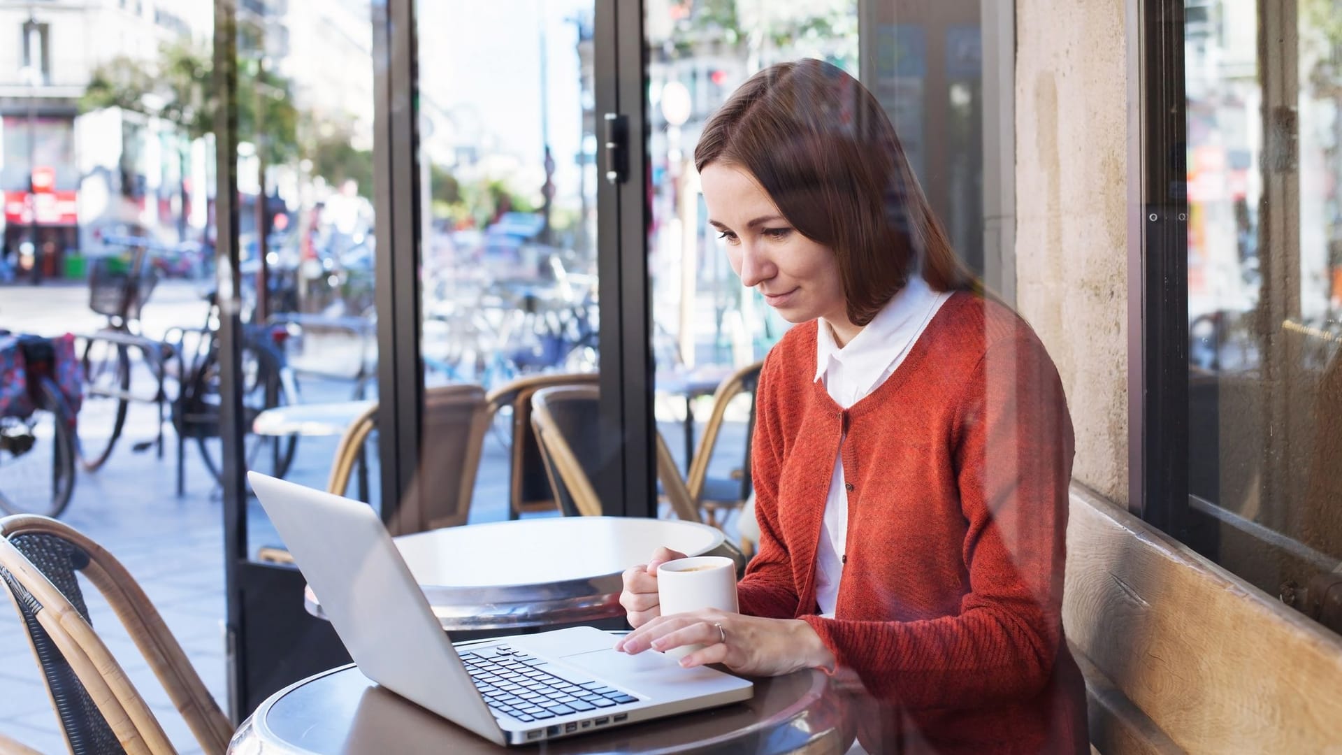 Arbeiten im Pariser Café: Wer einen Job im Ausland annimmt, fragt sich, was das für seine Rentenansprüche in Deutschland bedeutet.